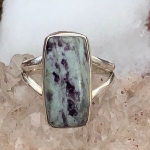 BOUTIQUE KAMMERERITE 925 SILVER RING, SIZE 8.5